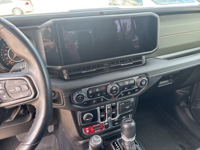 Used 2025 Jeep Gladiator Mojave w/ Safety Group AWD/4WD image 16
