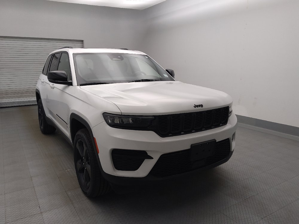 Used 2023 Jeep Grand Cherokee Altitude AWD/4WD image 14