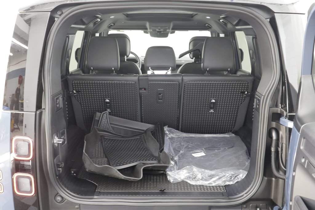Certified 2026 Land Rover Defender 110 X-Dynamic SE AWD/4WD image 18