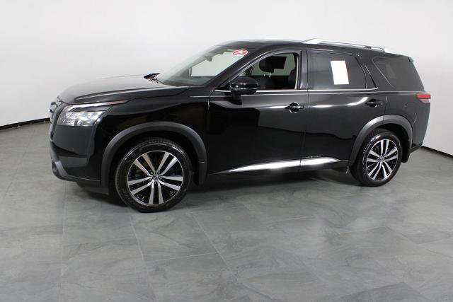 Certified 2025 Nissan Pathfinder Platinum w/ Black Appearance Package FWD image 14