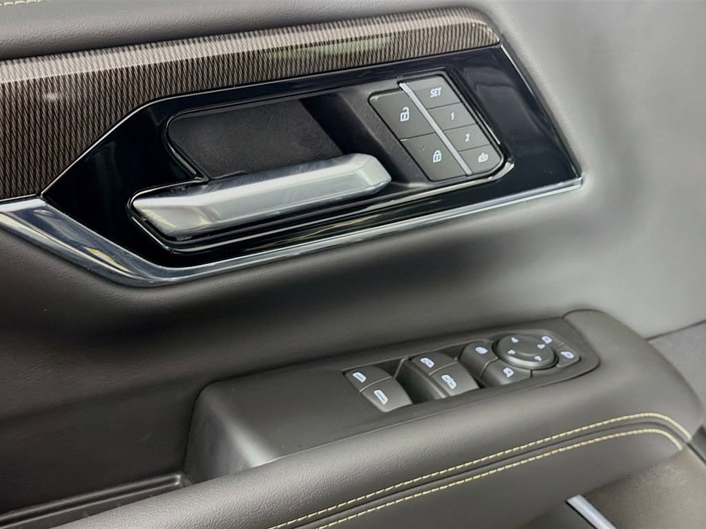 Used 2025 GMC Yukon Elevation AWD/4WD image 17