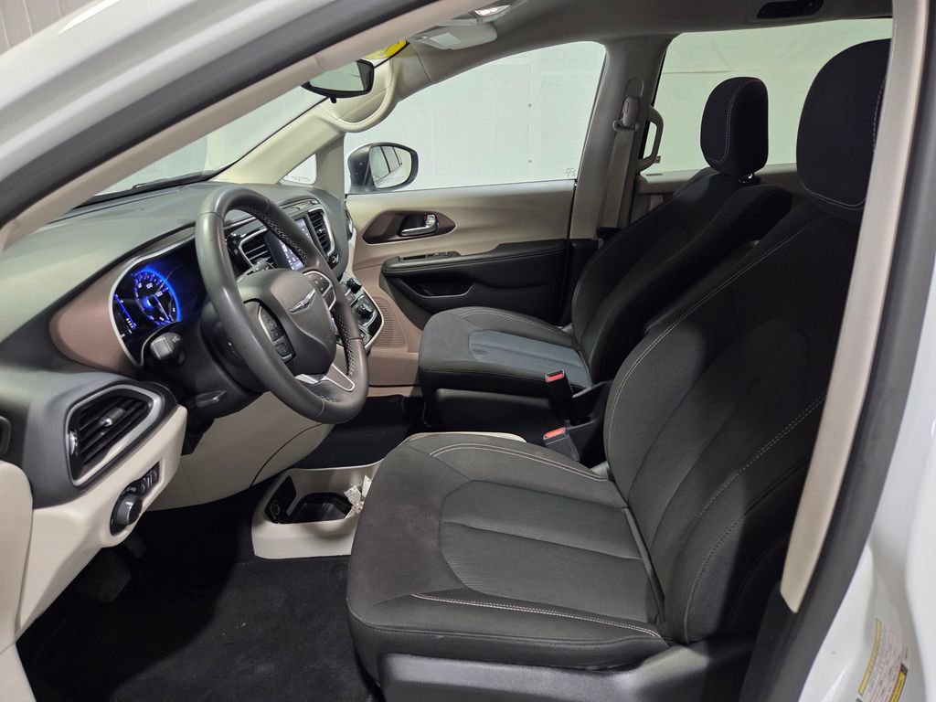 Used 2023 Chrysler Voyager LX image 11