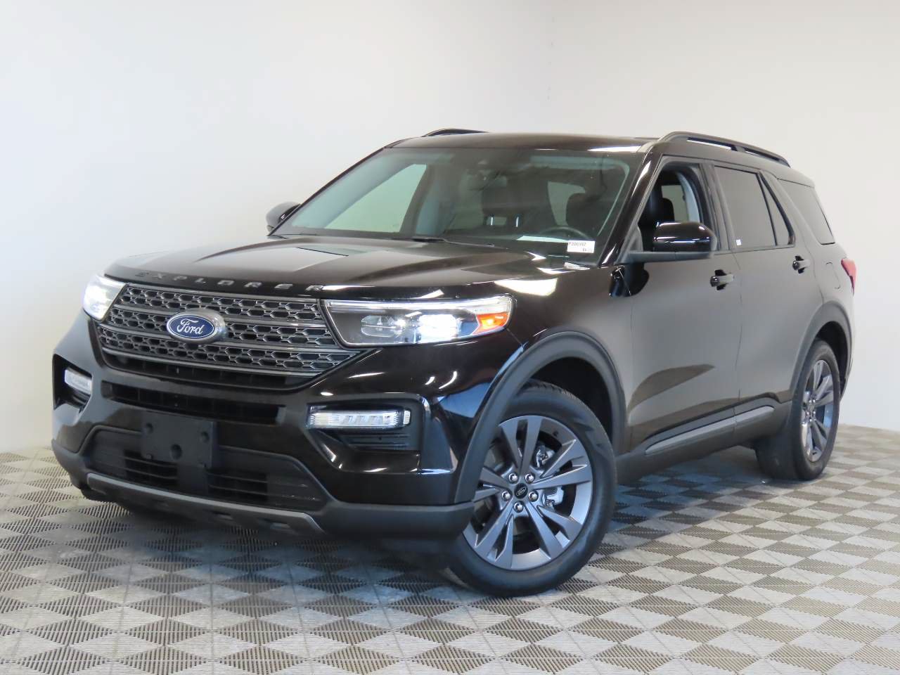 Used 2023 Ford Explorer XLT w/ Equipment Group 202A RWD image 1
