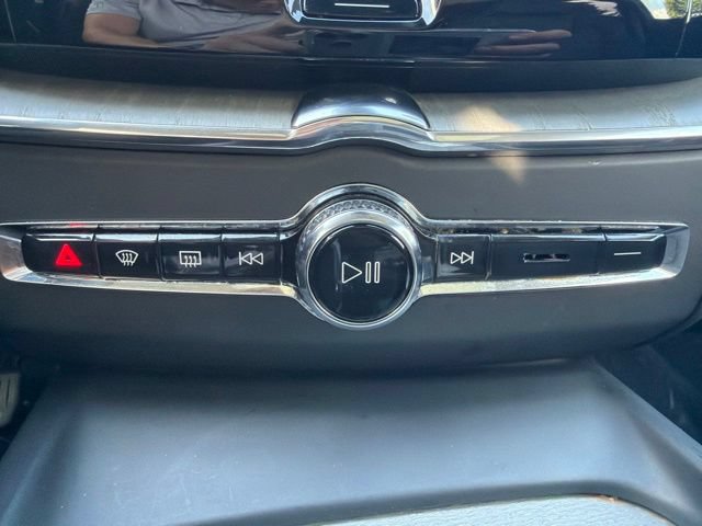 Used 2025 Volvo XC60 B5 Plus AWD/4WD image 17