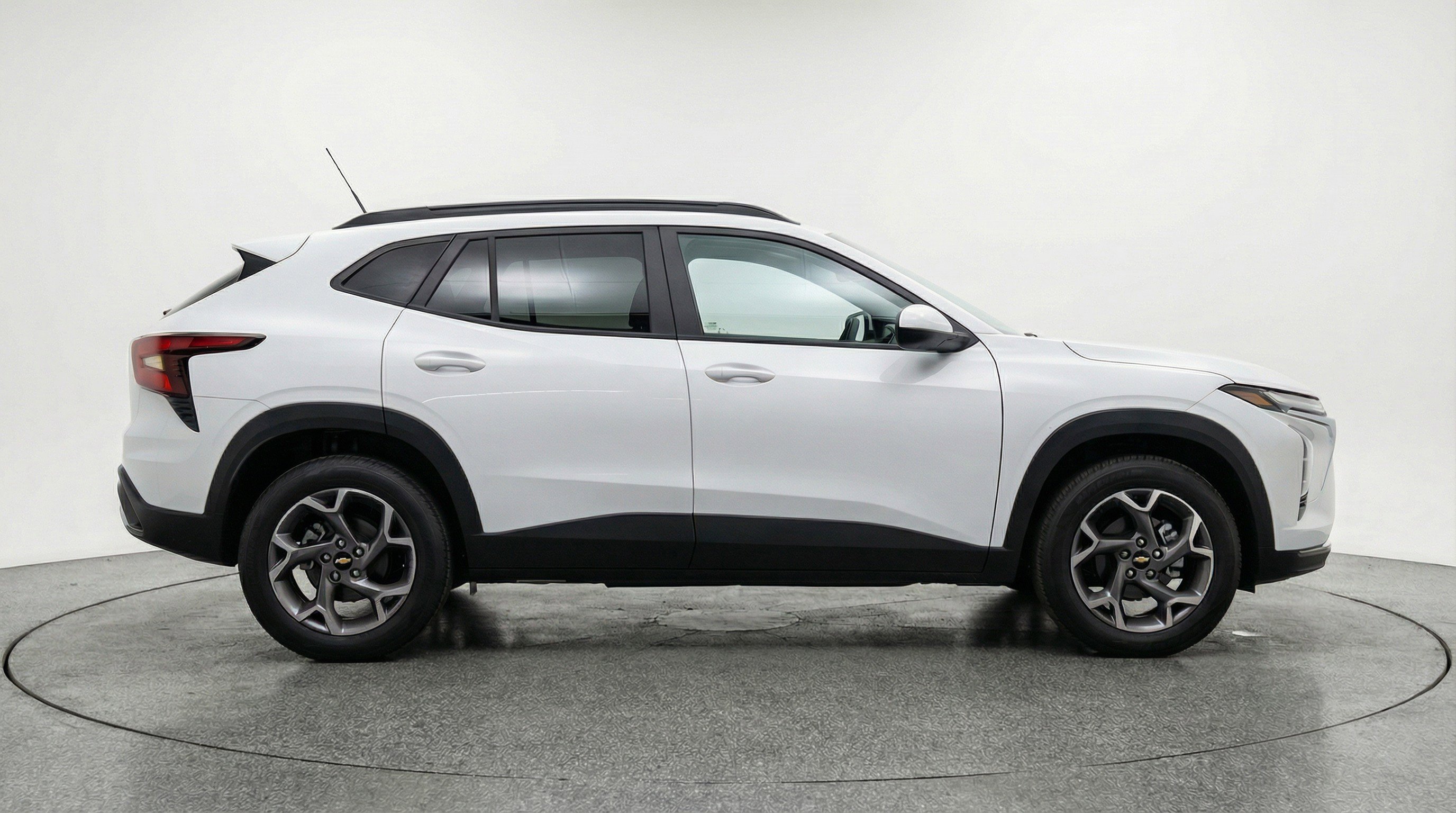 Used 2025 Chevrolet Trax LT w/ LT Convenience Package FWD image 11