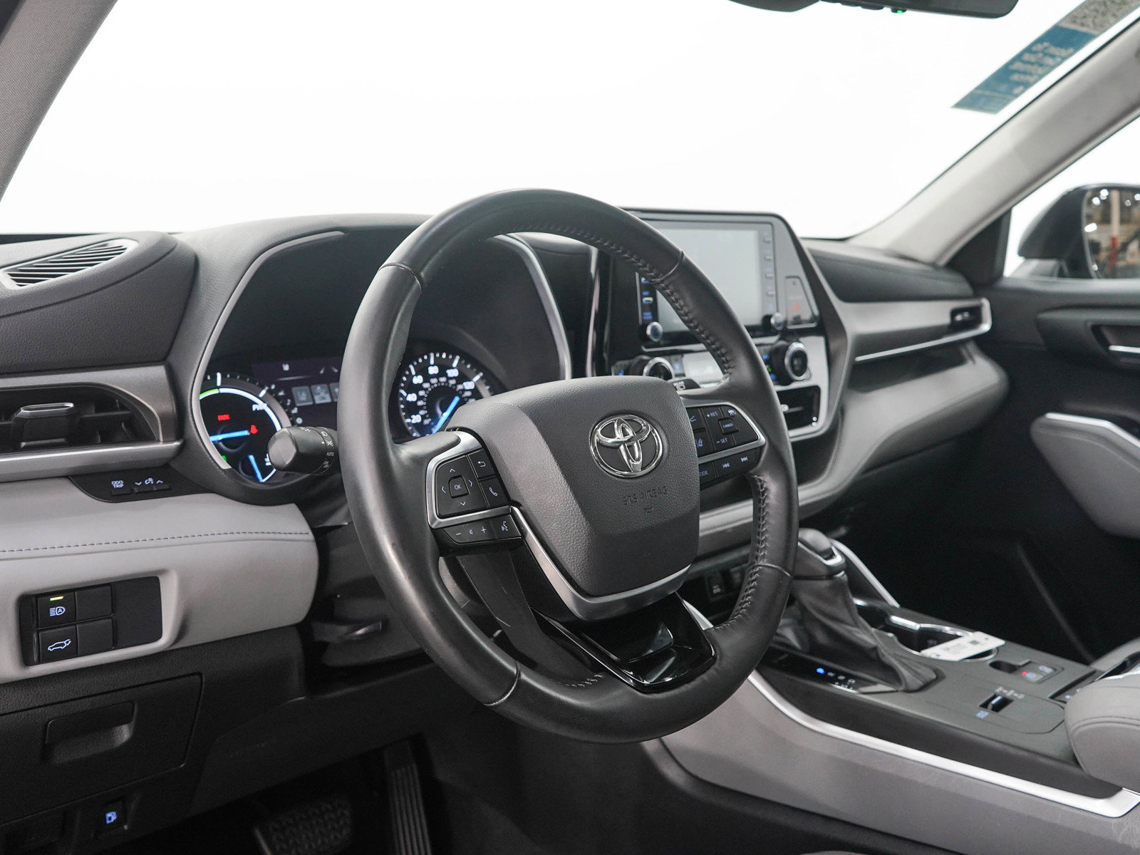 Used 2021 Toyota Highlander XLE AWD/4WD image 24