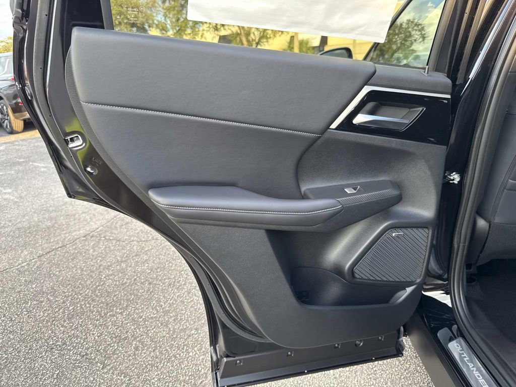 New 2026 Mitsubishi Outlander SE image 11