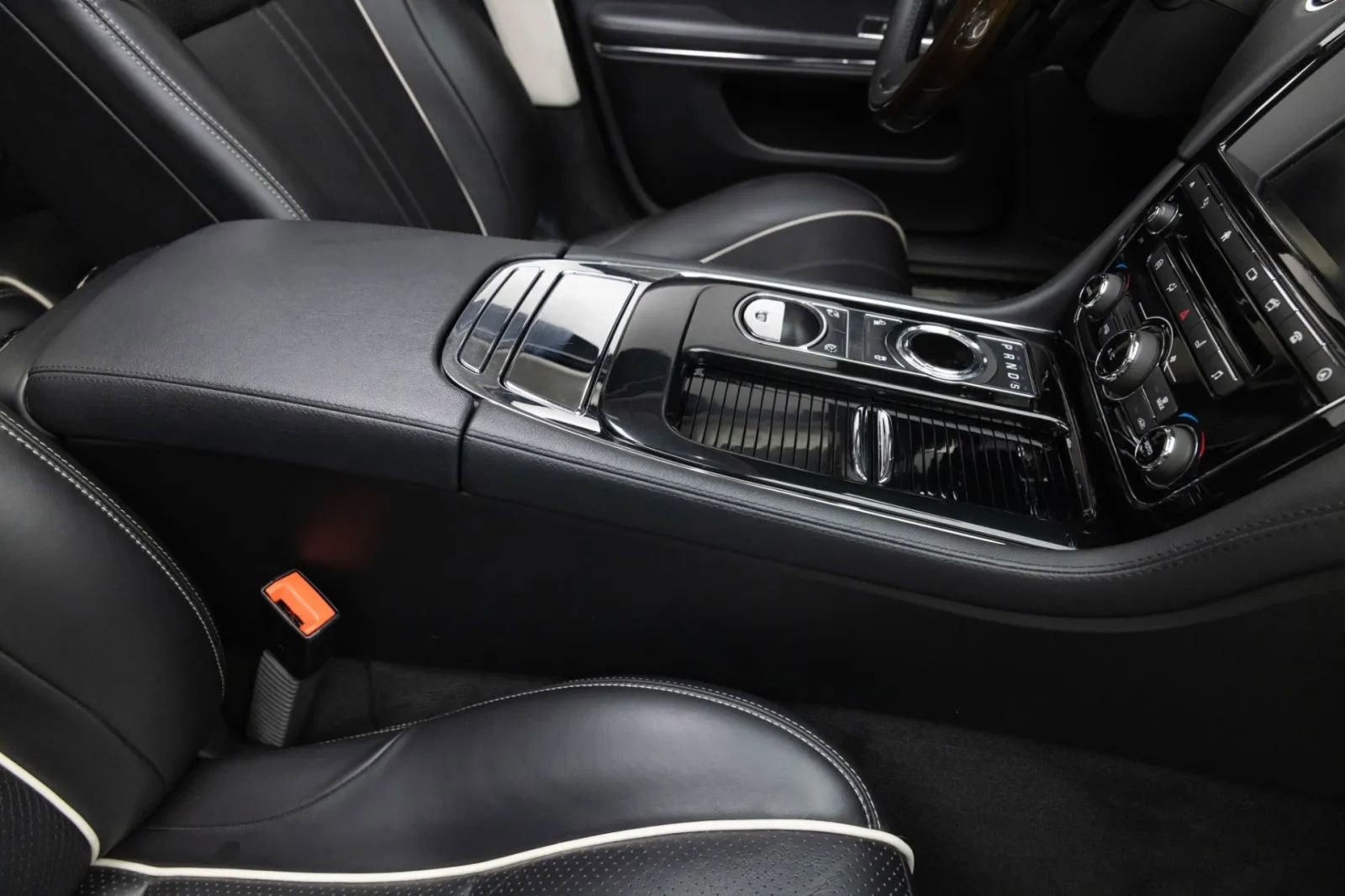 Used 2016 Jaguar XJ R-Sport RWD image 32