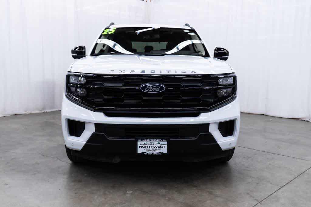 Used 2025 Ford Expedition Active AWD/4WD image 2