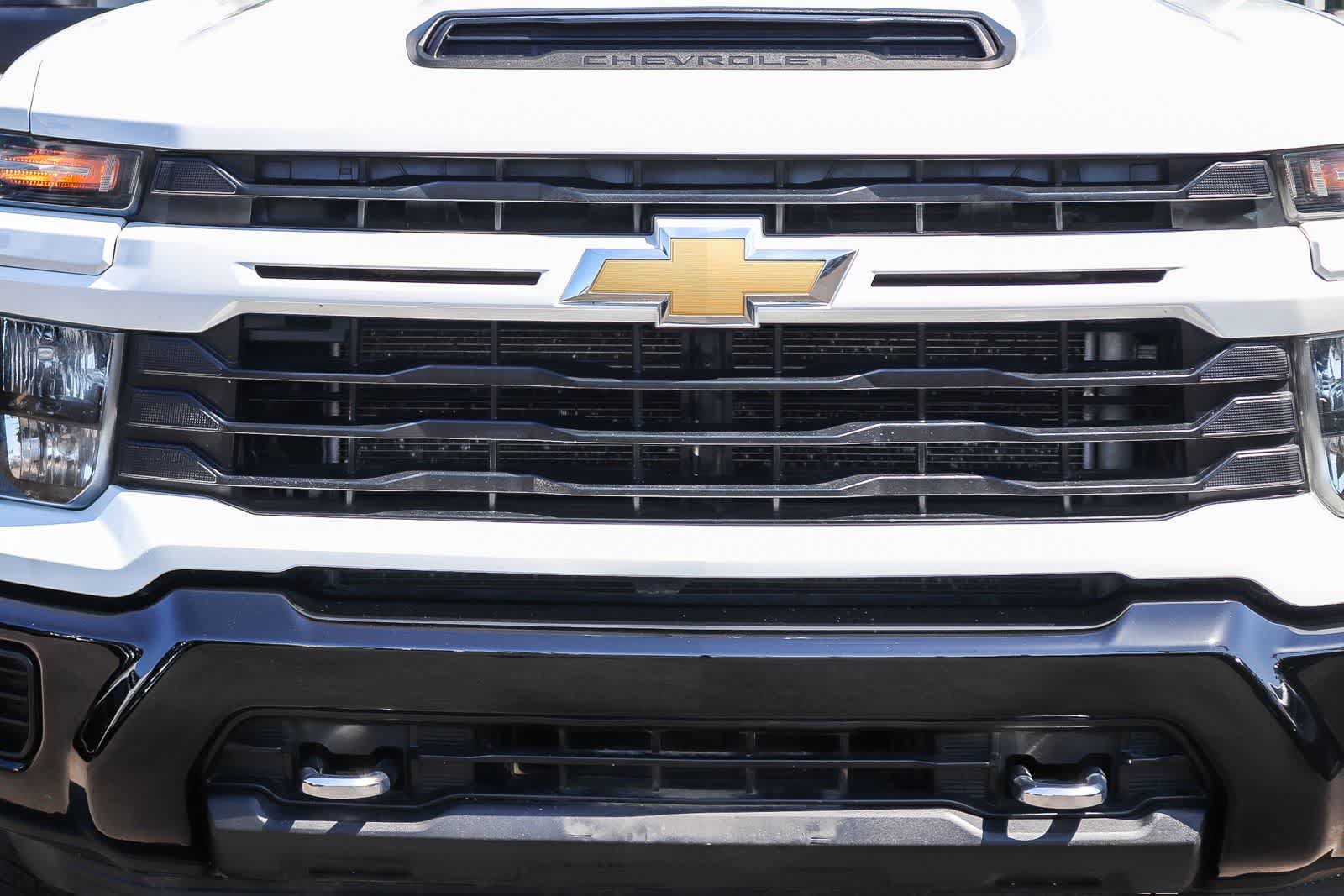 Used 2024 Chevrolet Silverado 2500 Custom w/ Custom Value Package AWD/4WD image 9