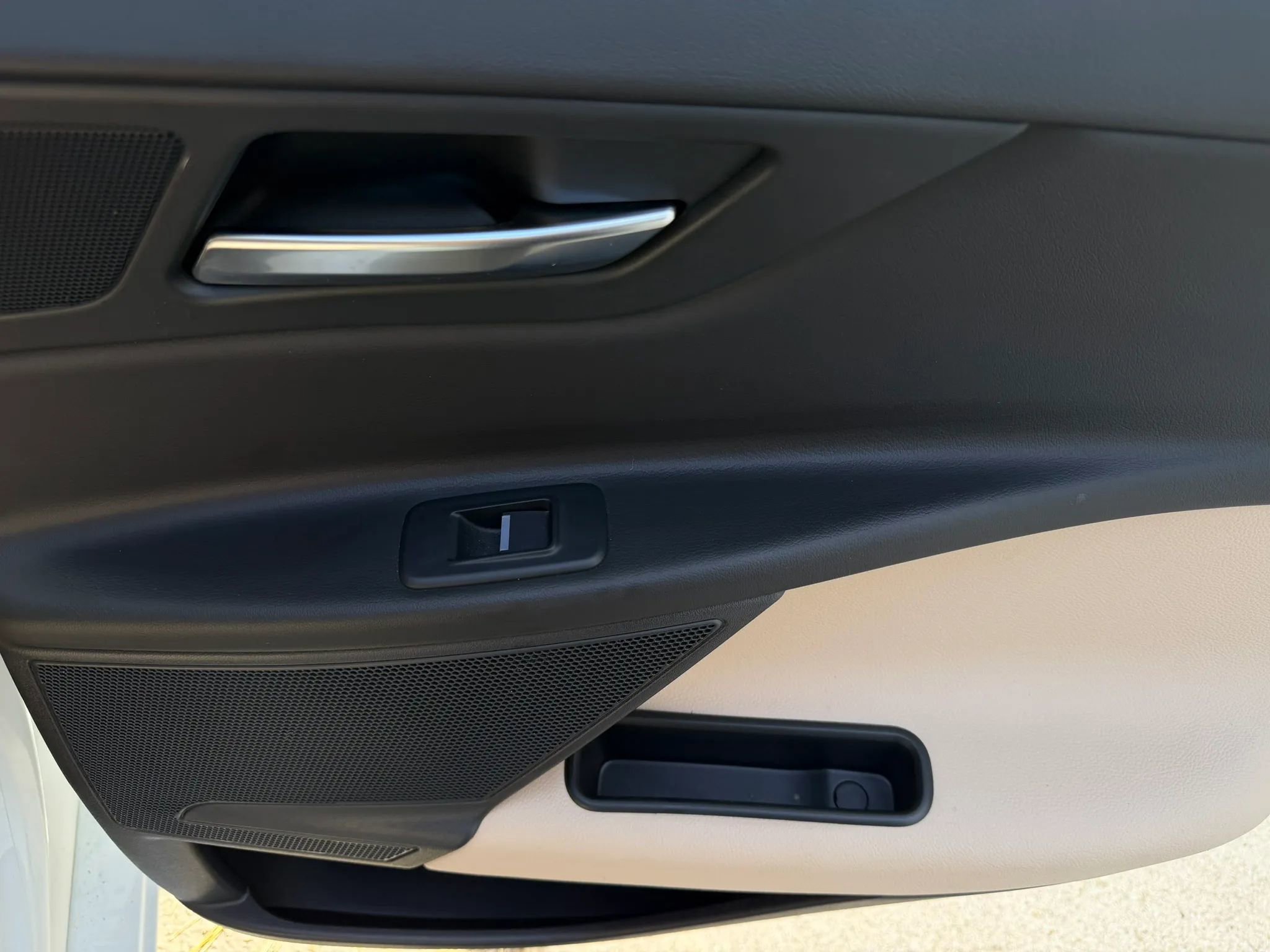 Used 2019 Jaguar XE Premium image 12