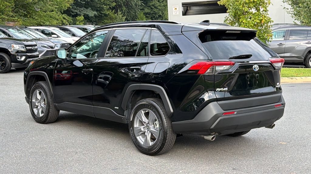 Used 2022 Toyota RAV4 LE AWD/4WD image 4