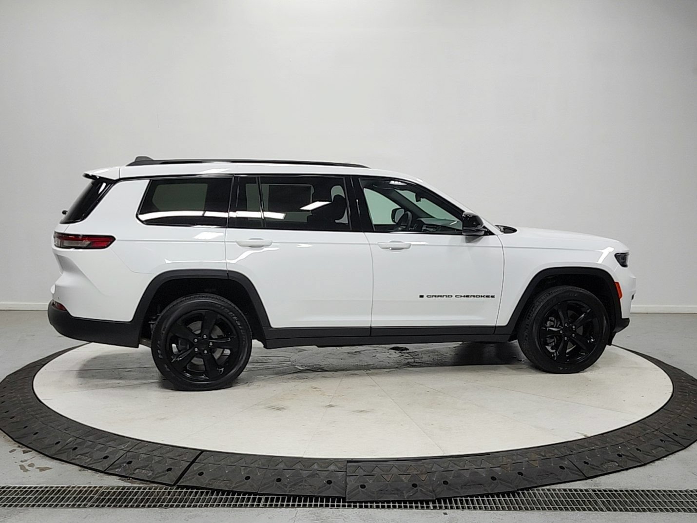 Used 2024 Jeep Grand Cherokee L Laredo AWD/4WD image 8