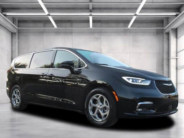 Used 2024 Chrysler Pacifica Limited image 1