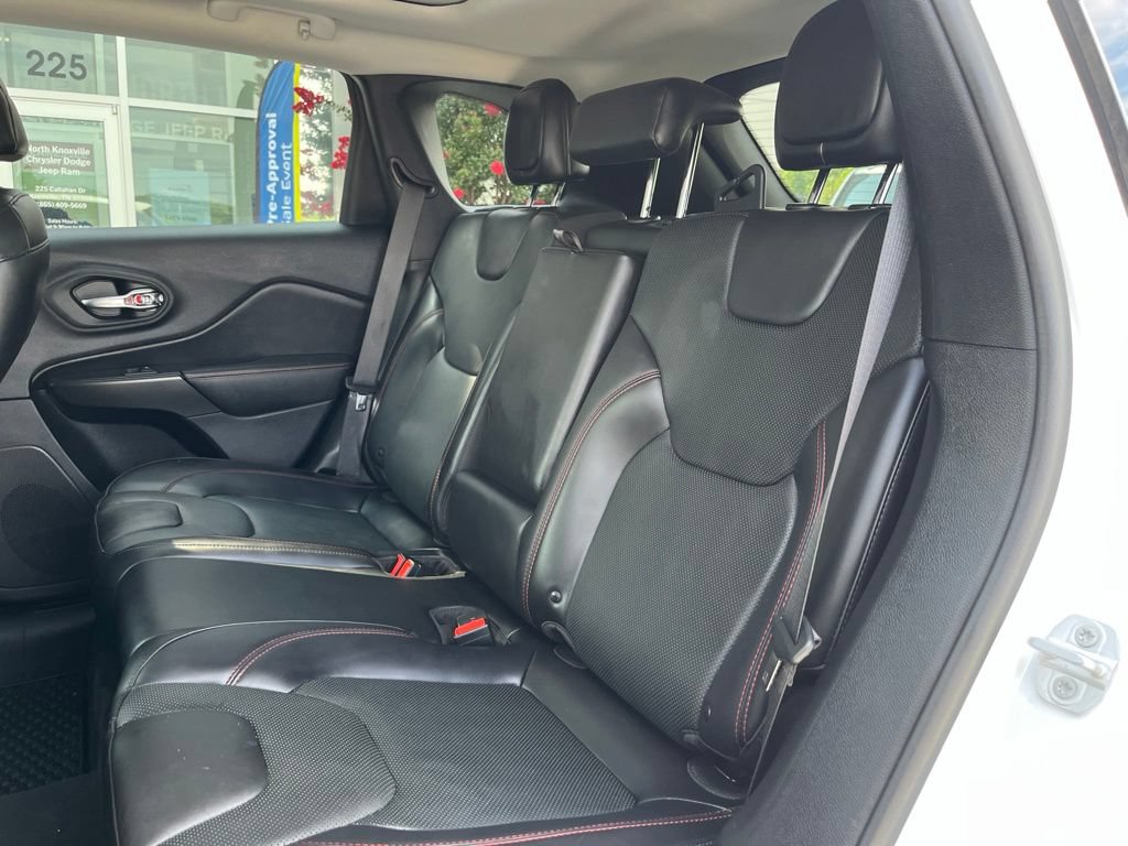 Used 2019 Jeep Cherokee Trailhawk AWD/4WD image 16