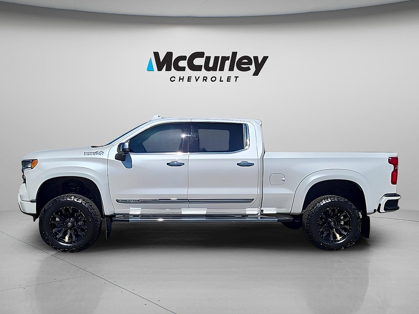 Used 2024 Chevrolet Silverado 1500 High Country w/ Technology Package AWD/4WD image 4