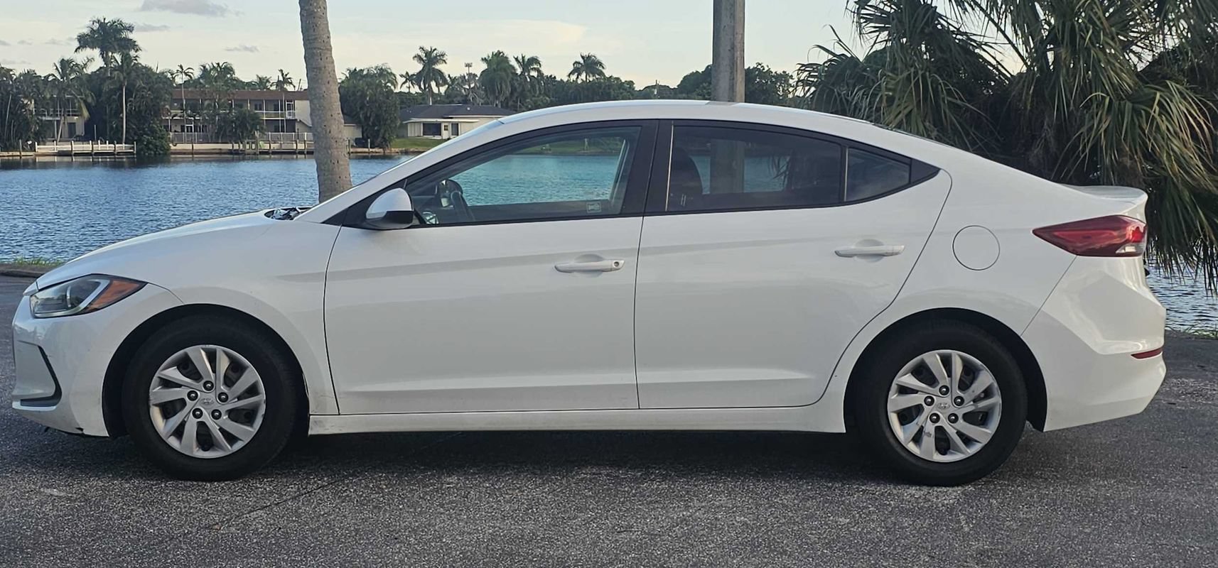 Used 2018 Hyundai Elantra SE FWD image 2