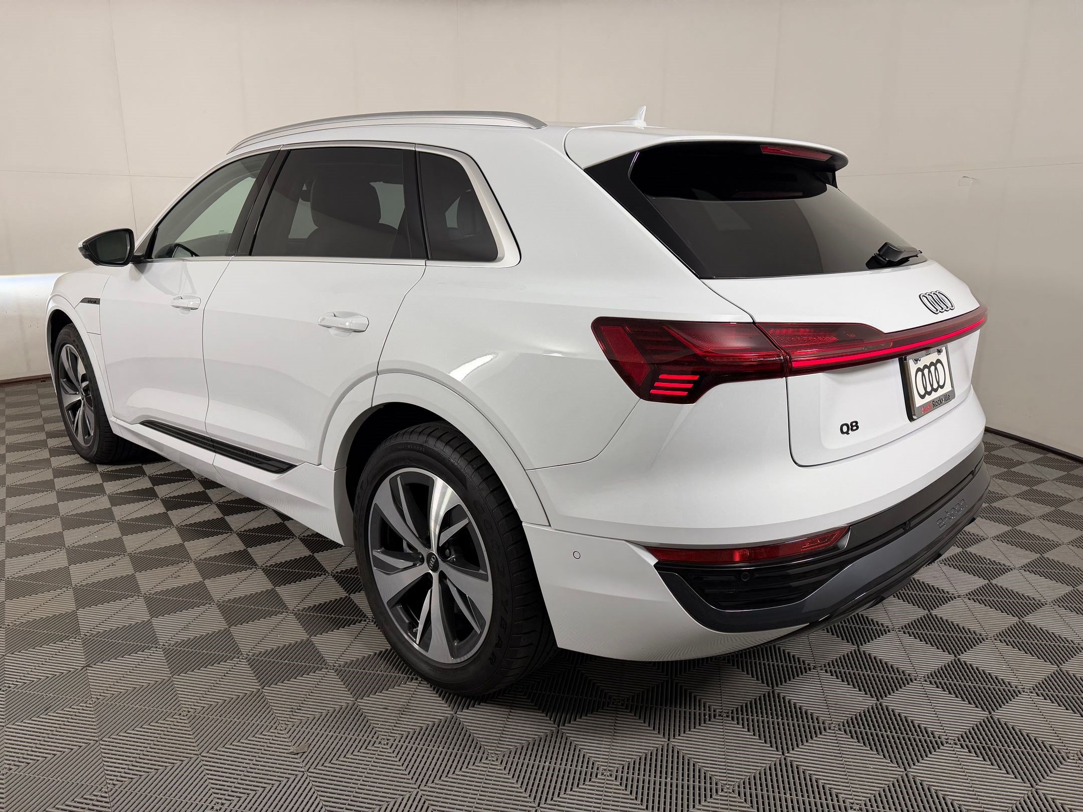 Used 2024 Audi Q8 e-tron Premium Plus w/ Premium Plus Package AWD/4WD image 3