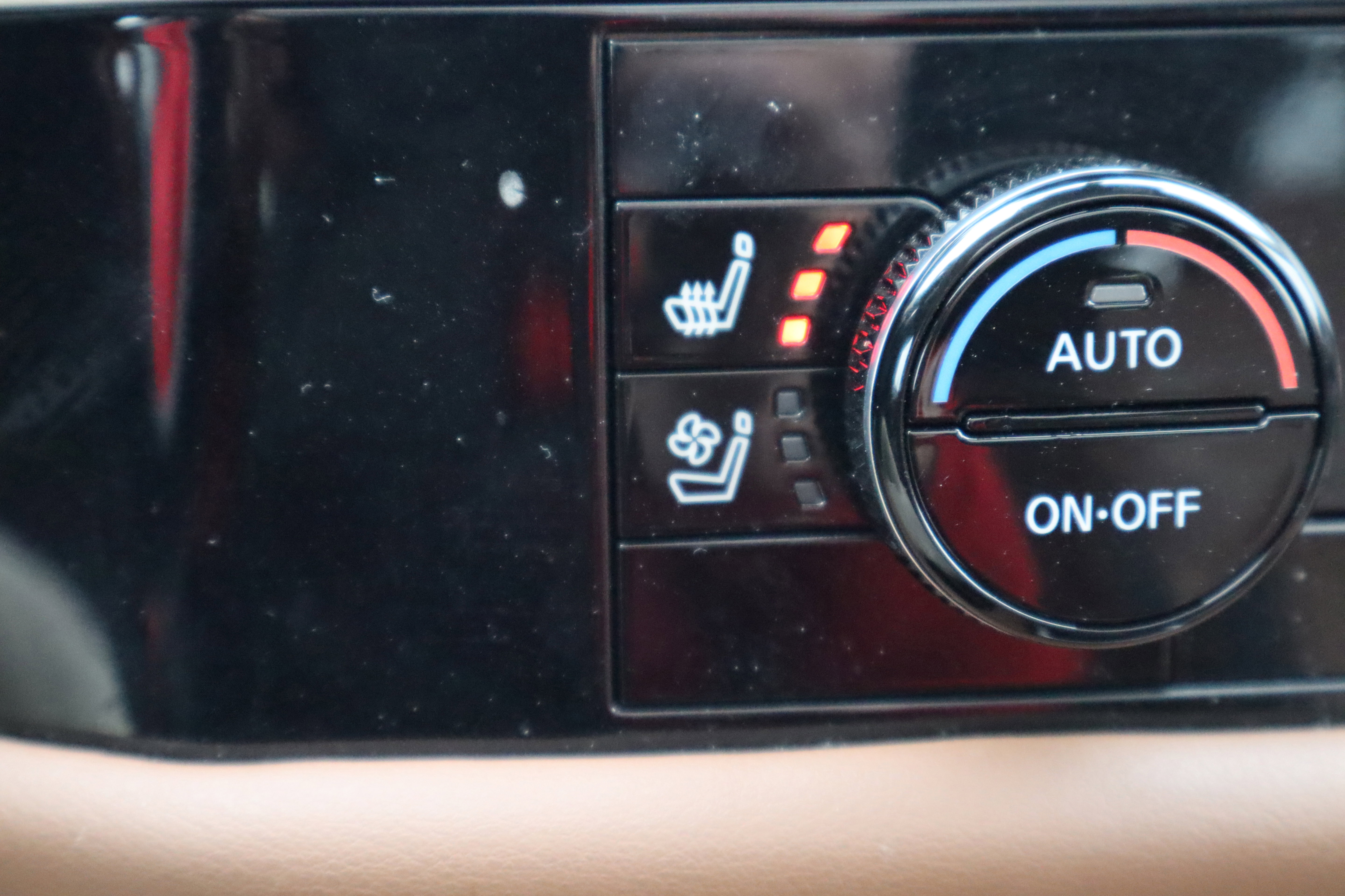 Used 2024 Nissan Pathfinder Platinum w/ Cargo Package image 25