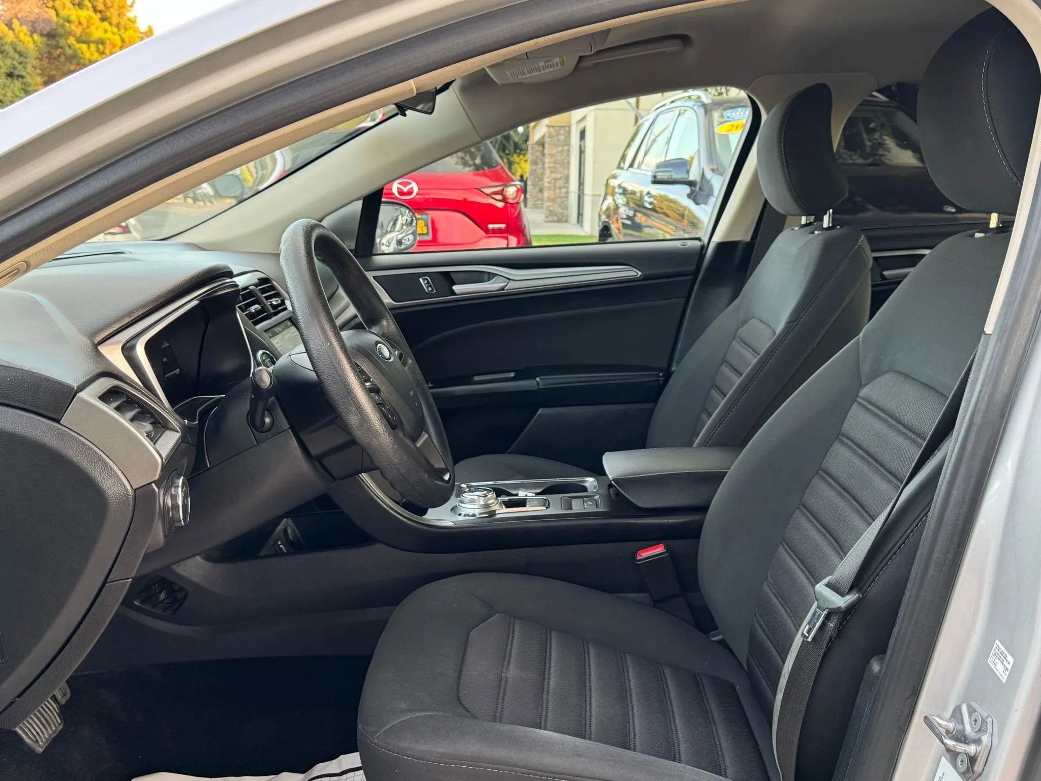Used 2017 Ford Fusion SE w/ Fusion SE Technology Package FWD image 11