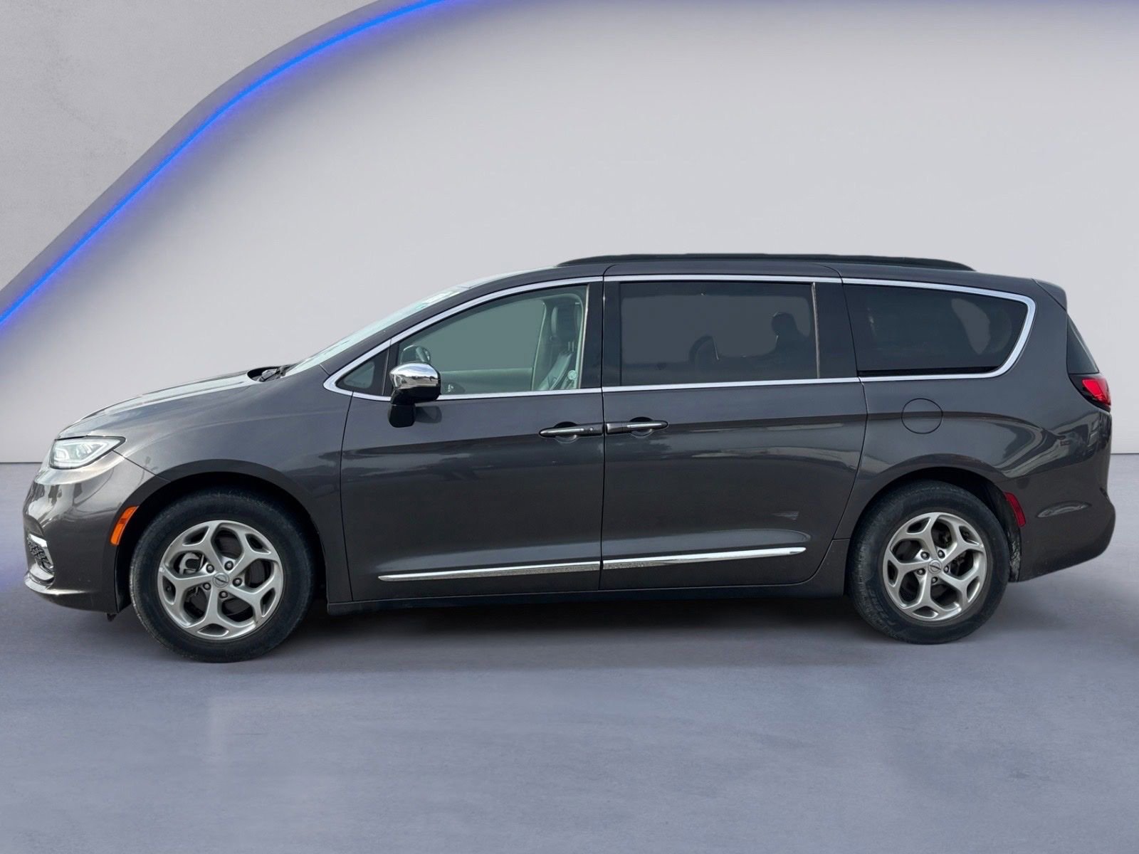 Used 2023 Chrysler Pacifica Limited FWD image 3