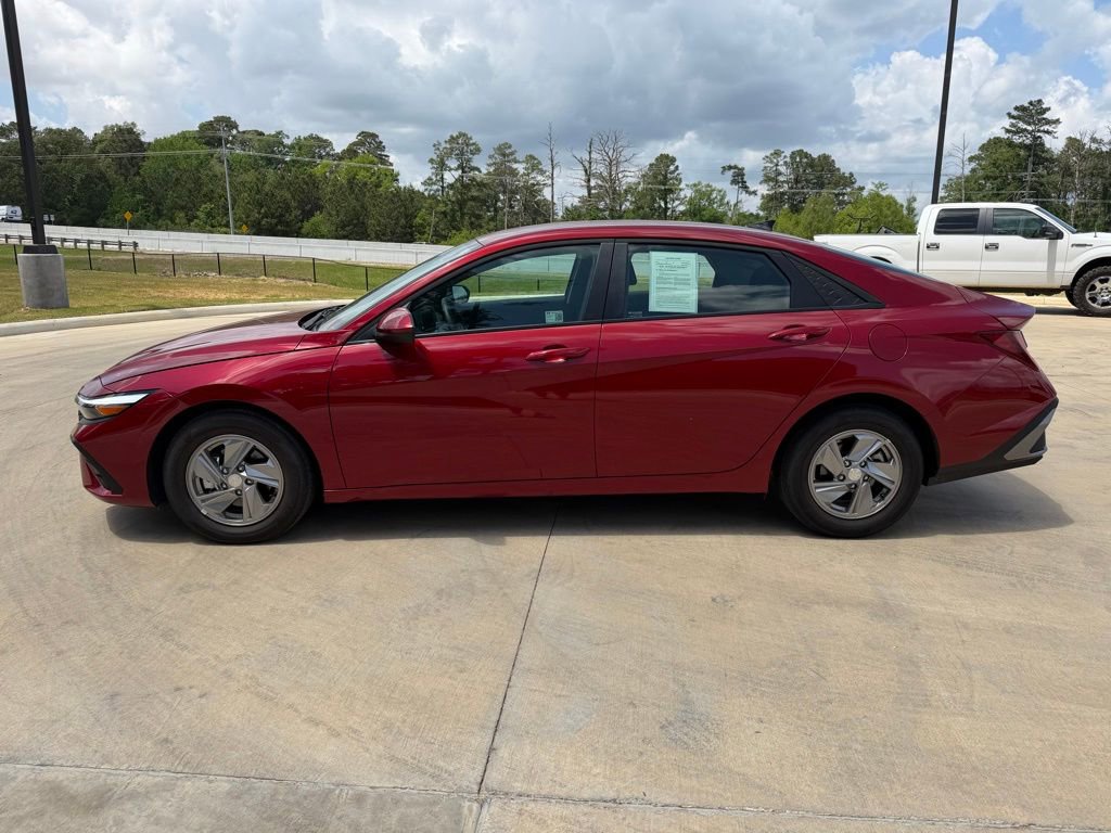 Certified 2025 Hyundai Elantra SE image 2