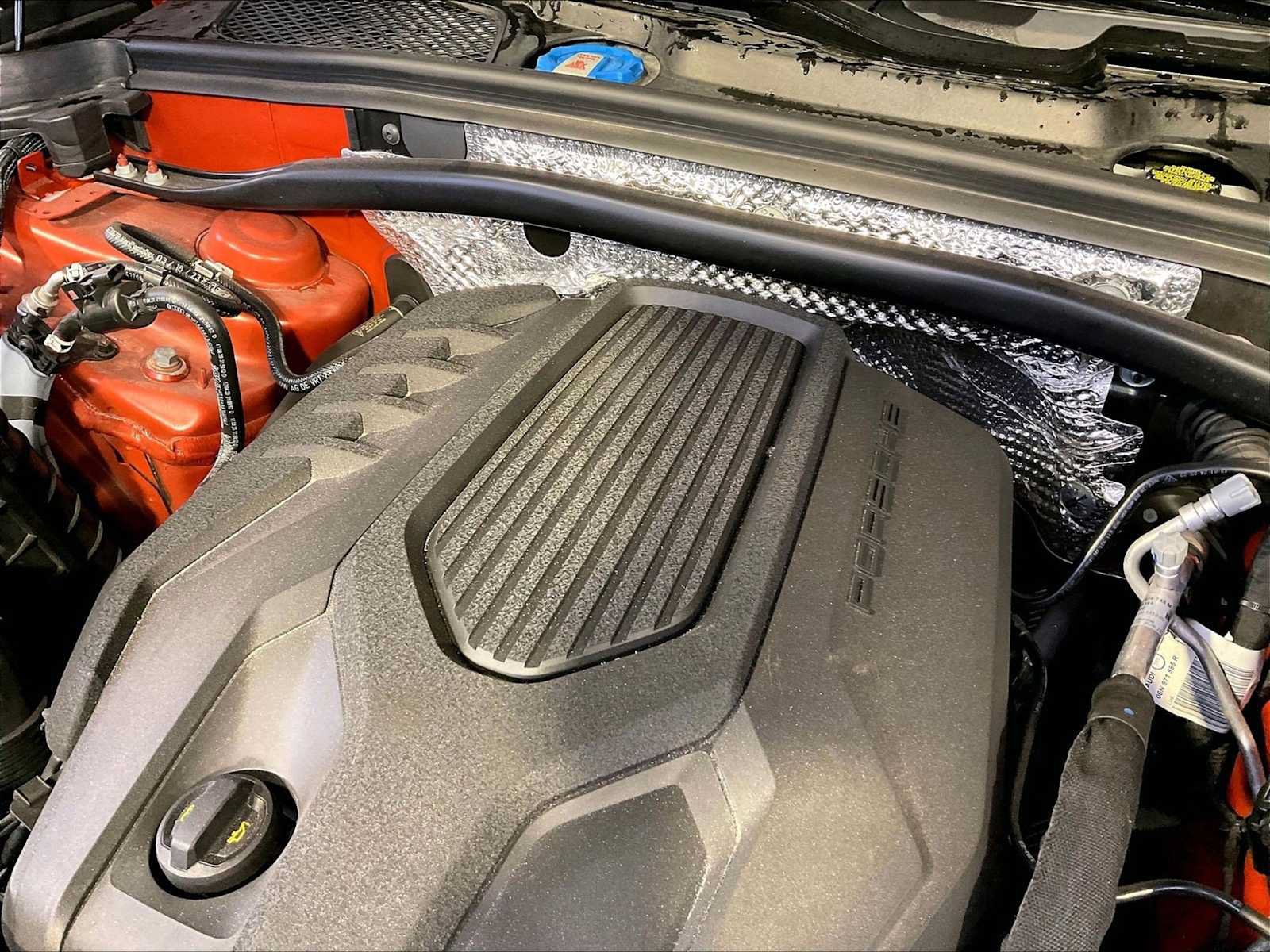 Certified 2024 Porsche Macan AWD/4WD image 33