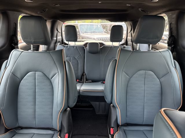New 2027 Chrysler Pacifica Pinnacle w/ Theater Group FWD image 30