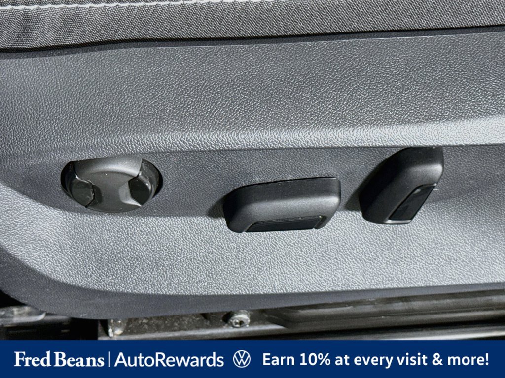 Certified 2025 Volkswagen Taos SE AWD/4WD image 39