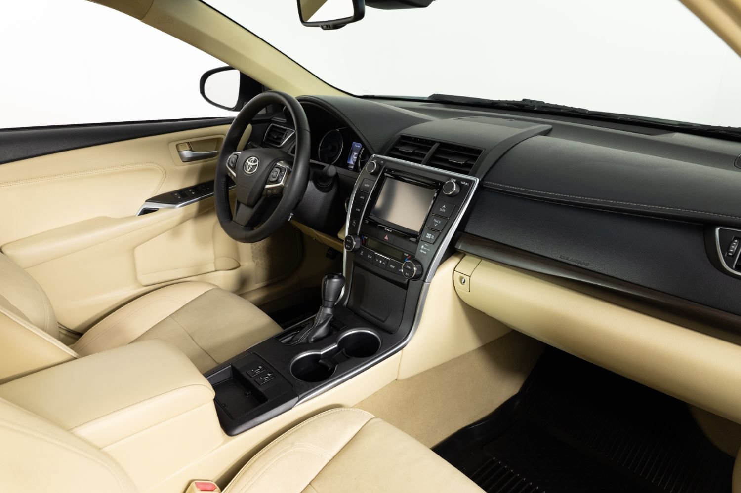 Used 2017 Toyota Camry XLE w/ Advanced Technology Package FWD image 26