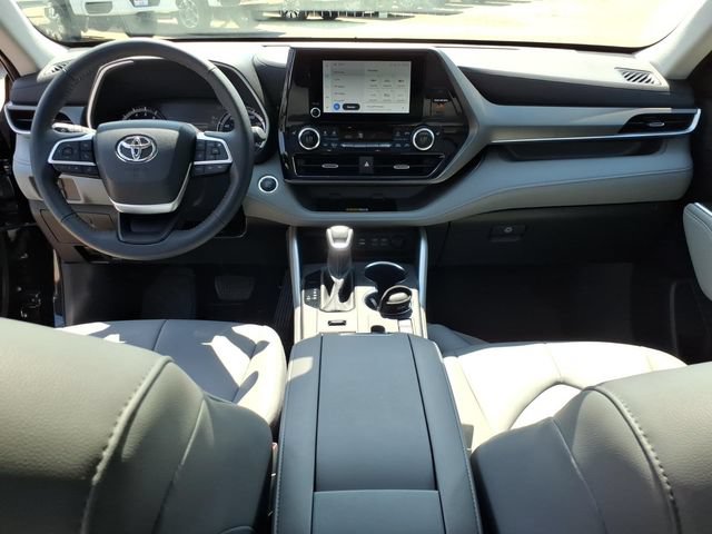 Used 2024 Toyota Highlander XLE AWD/4WD image 11