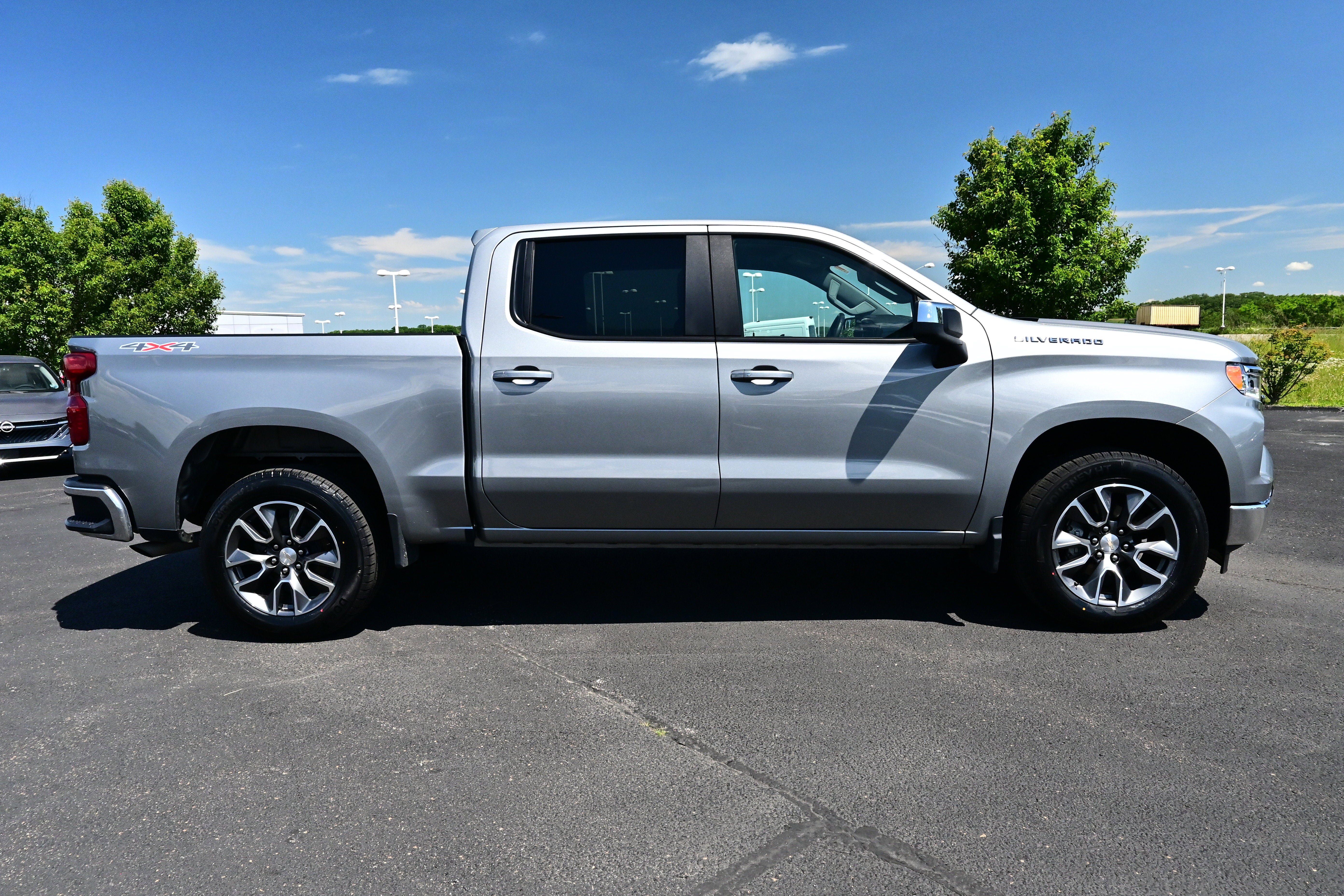 Used 2024 Chevrolet Silverado 1500 LT AWD/4WD image 5