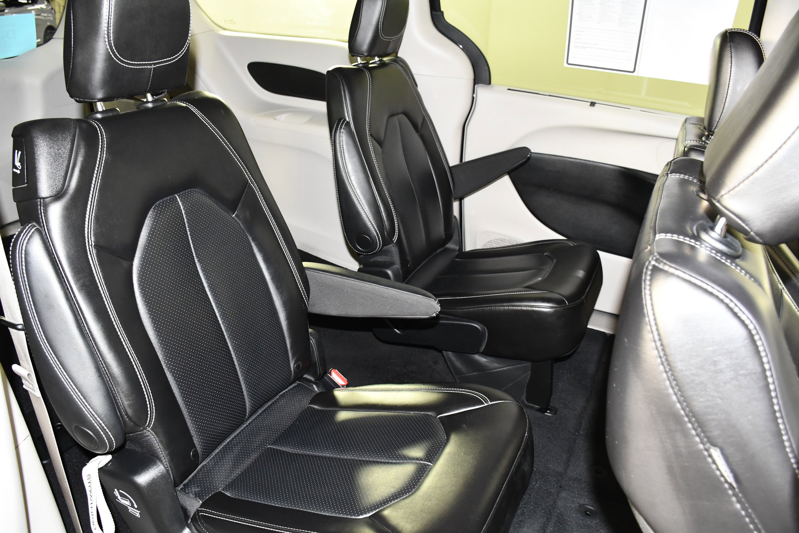 Used 2023 Chrysler Pacifica Touring-L image 44