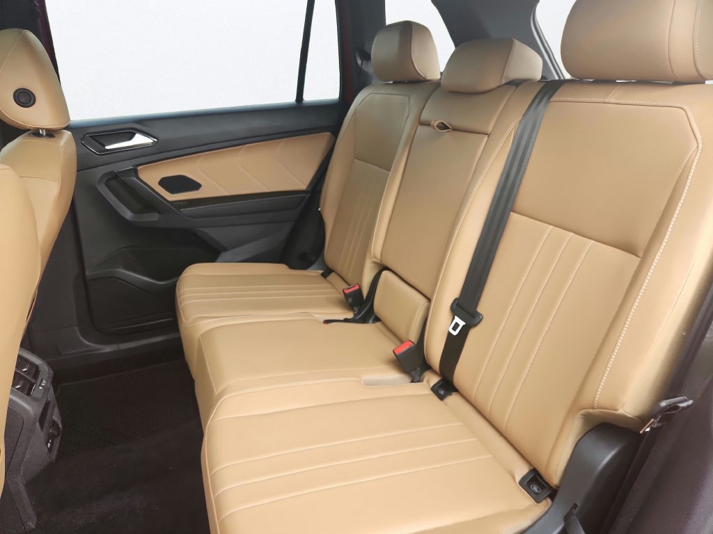 Certified 2024 Volkswagen Tiguan SE R-Line AWD/4WD image 23