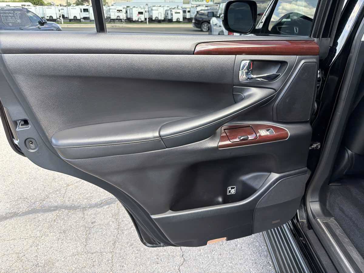 Used 2013 Lexus LX 570 4WD w/ Luxury Pkg image 12