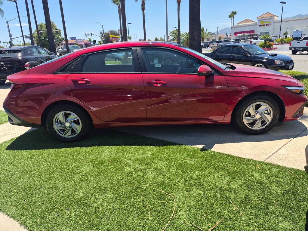 Used 2026 Hyundai Elantra SE FWD image 5