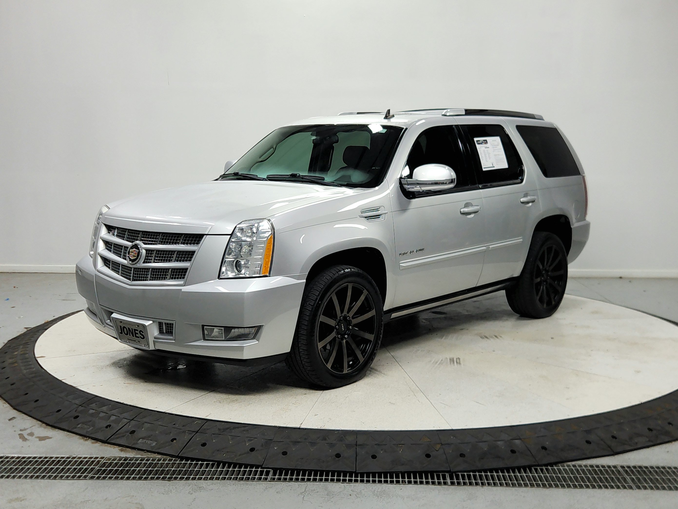 Used 2014 Cadillac Escalade Premium RWD image 4