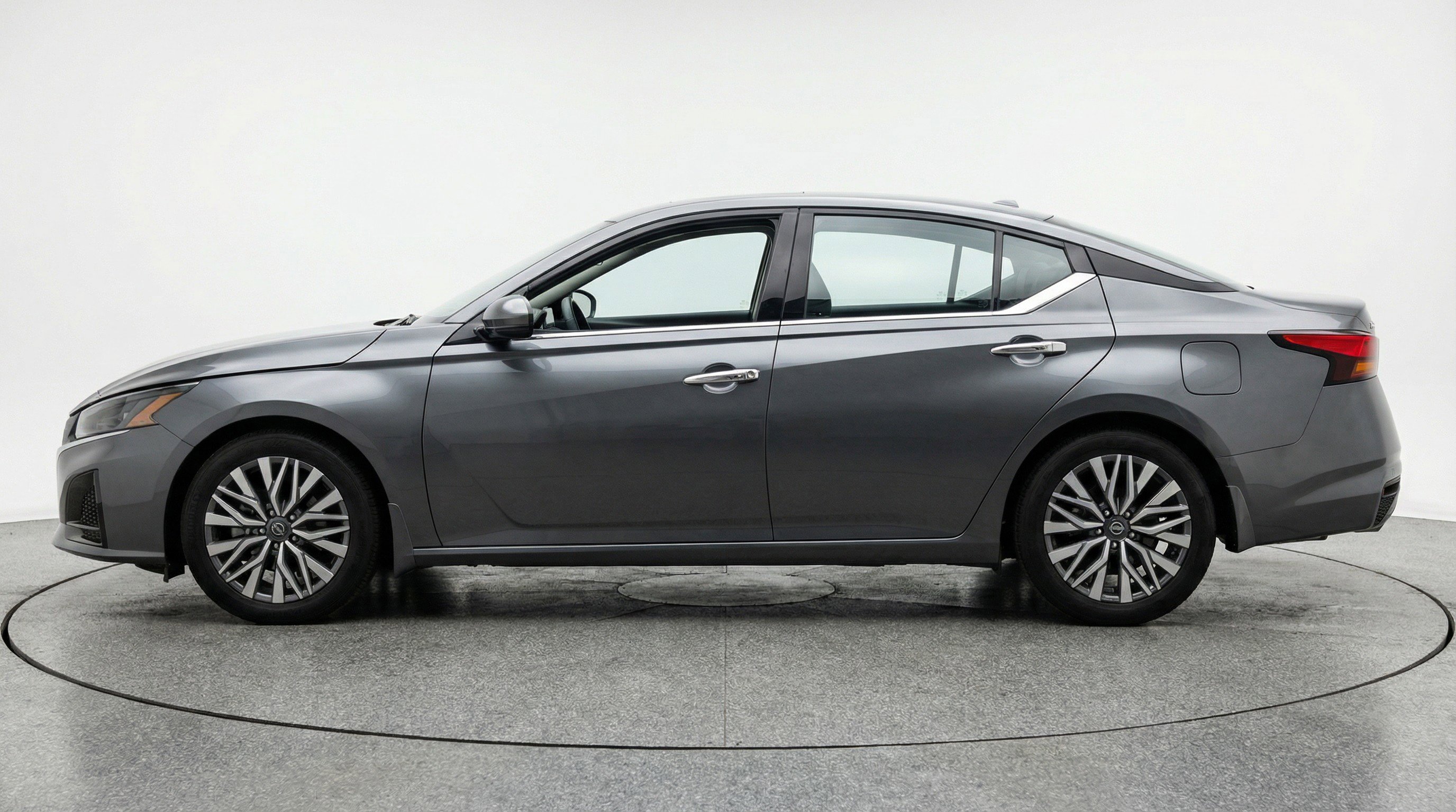 Used 2025 Nissan Altima 2.5 SV image 5