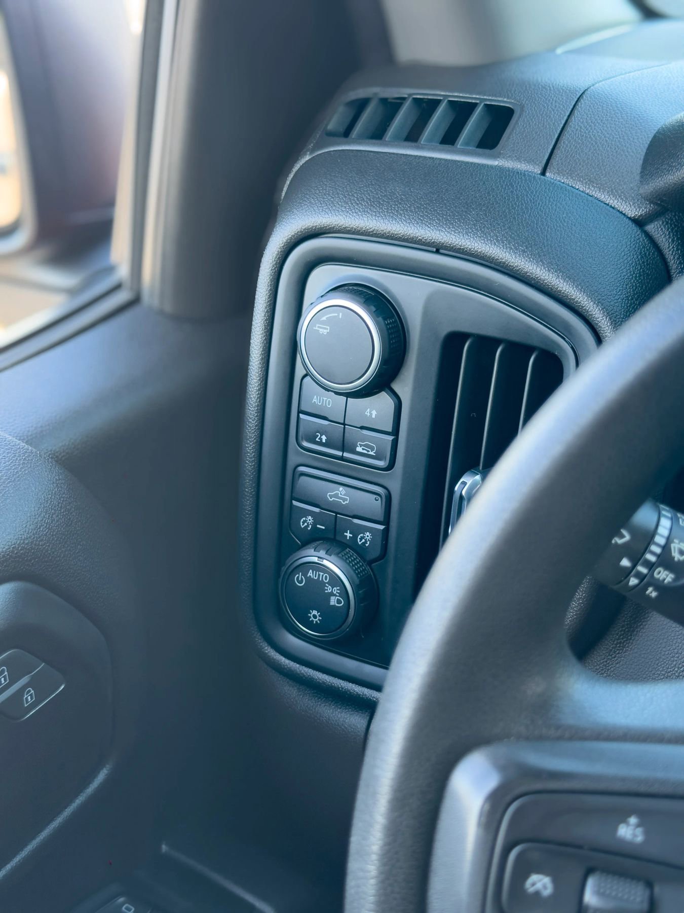 Used 2022 Chevrolet Silverado 1500 Custom w/ LPO, Dark Essentials Package AWD/4WD image 17