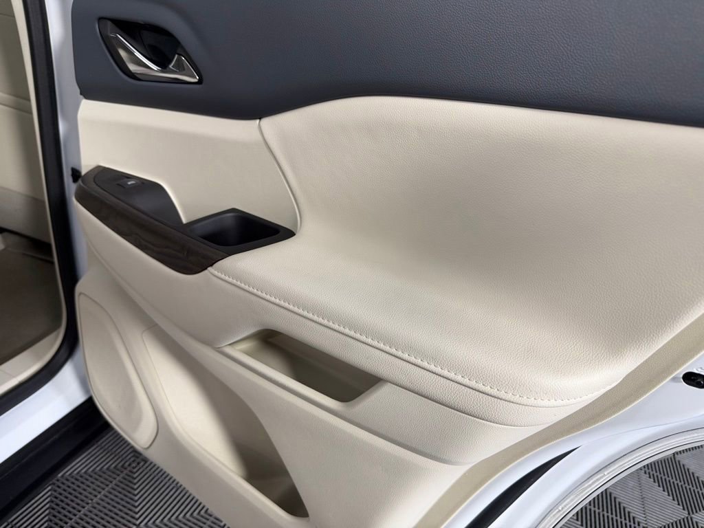 Used 2023 GMC Acadia Denali image 32