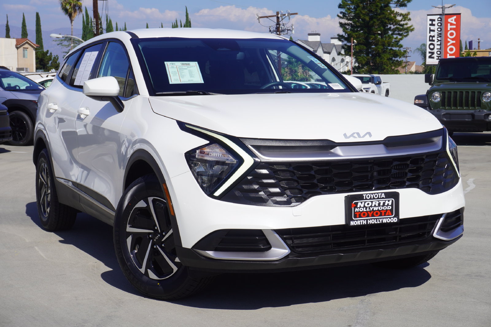 Used 2023 Kia Sportage LX AWD/4WD image 2
