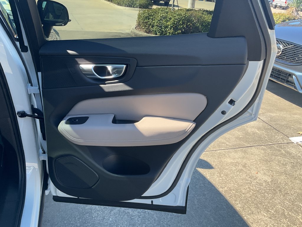 New 2027 Volvo XC60 B5 Plus AWD/4WD image 15