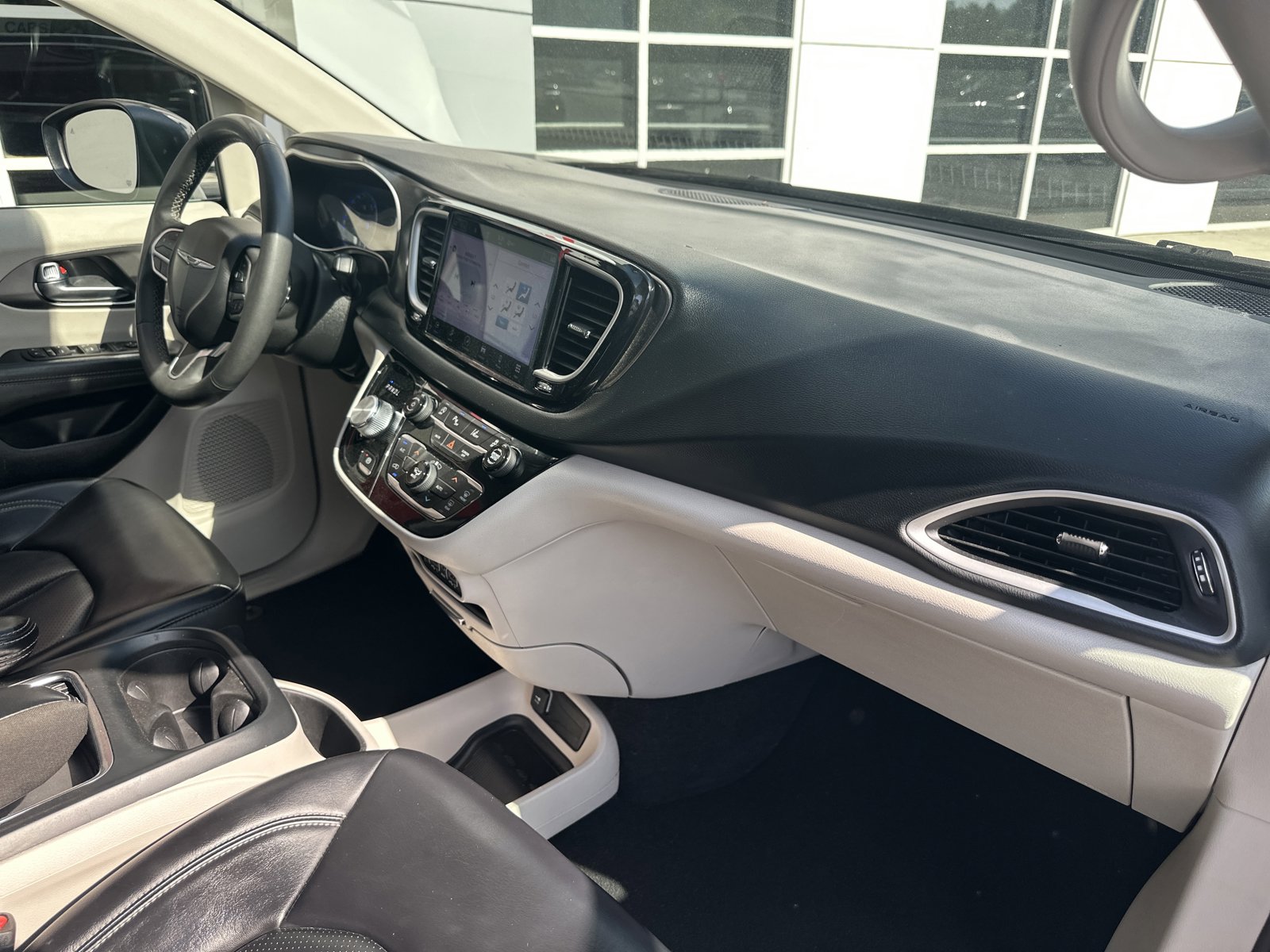 Used 2023 Chrysler Pacifica Touring-L FWD image 33