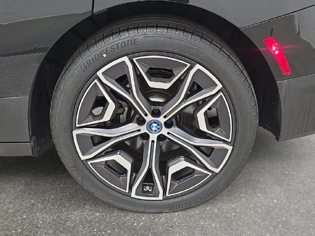 Certified 2024 BMW iX xDrive50 w/ Premium Package AWD/4WD image 27