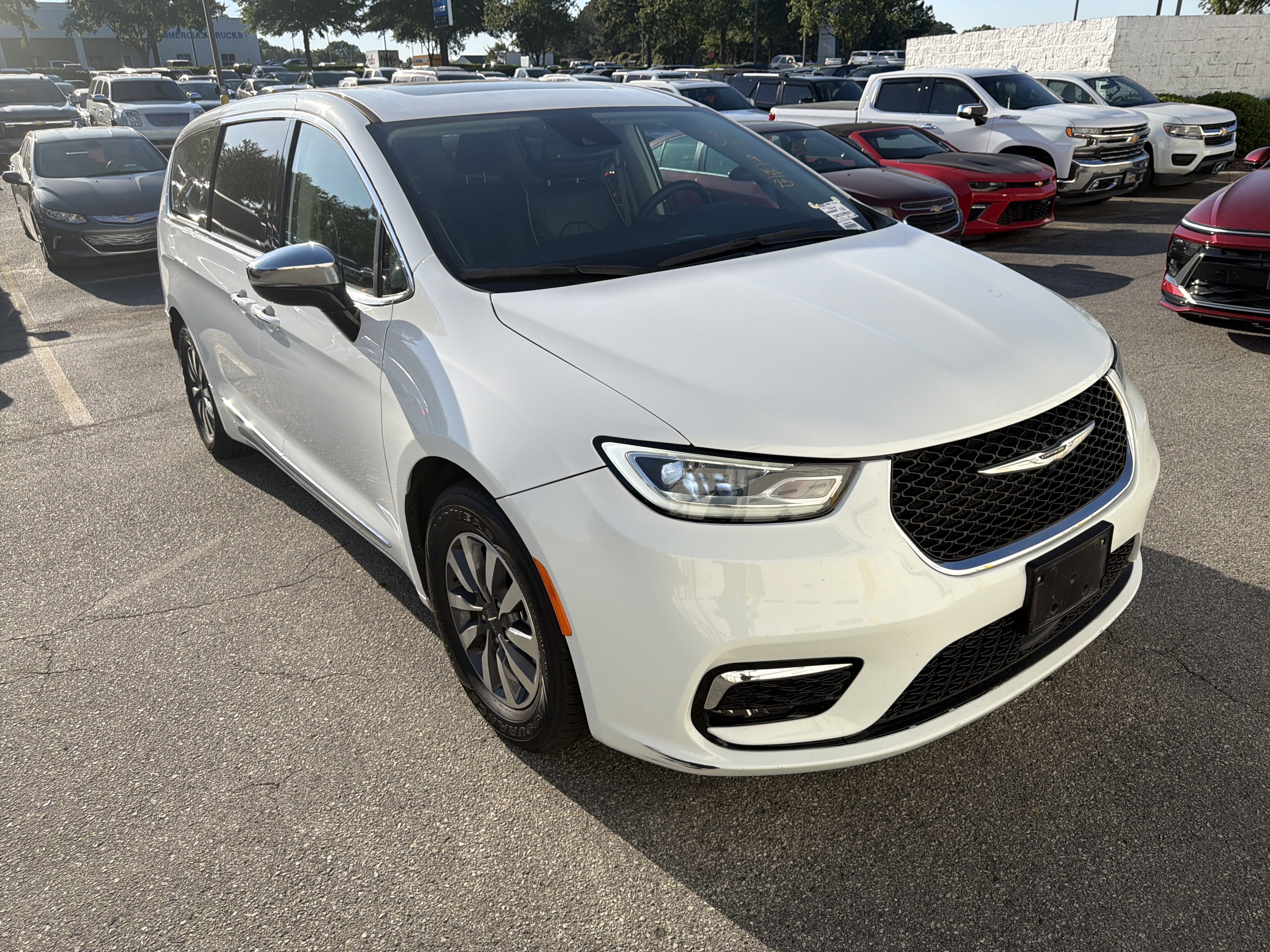 Used 2023 Chrysler Pacifica Limited FWD image 2