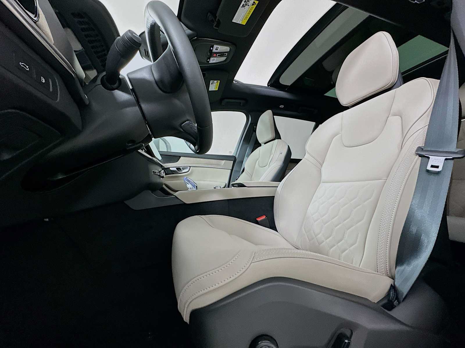 New 2026 Volvo XC90 T8 Plus w/ Protection Package Premier AWD/4WD image 18