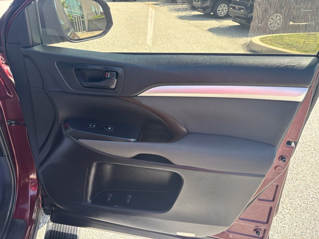 Used 2019 Toyota Highlander LE AWD/4WD image 27