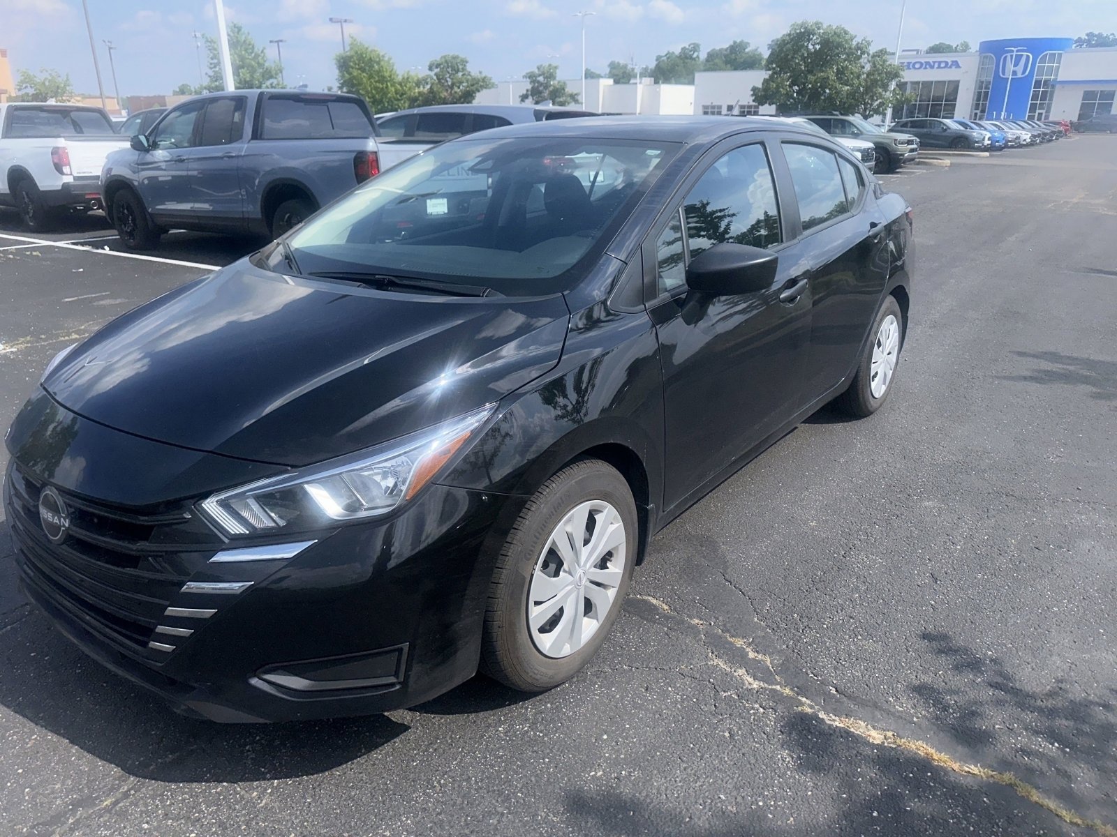 Used 2023 Nissan Versa S FWD image 4