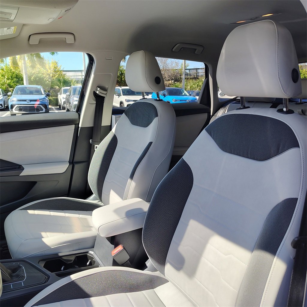 Certified 2025 Volkswagen Taos SE image 20