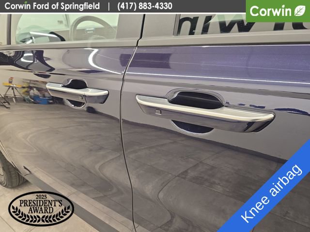 Used 2025 Kia Carnival FWD image 16